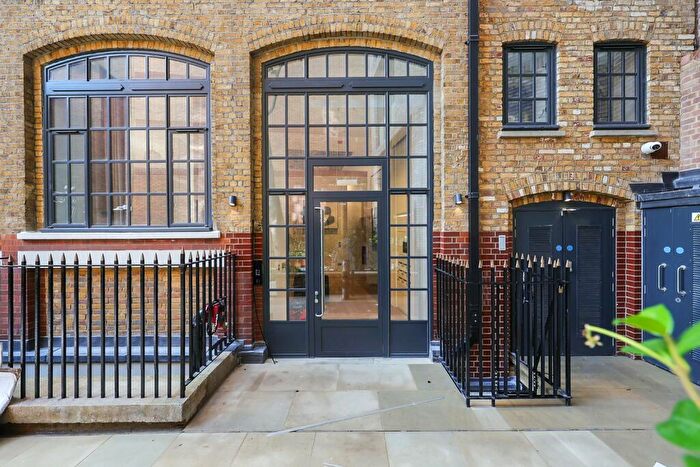 2 Bedroom Apartment To Rent In Half Moon Court, EC1A