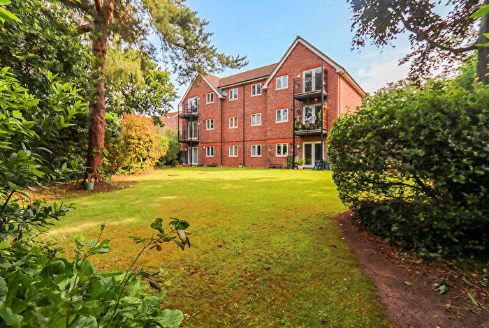 2 Bedroom Flat For Sale In Providence Hill, Bursledon, SO31
