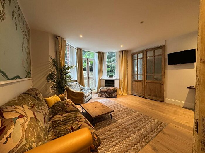 Flat To Rent In West Cliff With Garden, Bournemouth, BH2