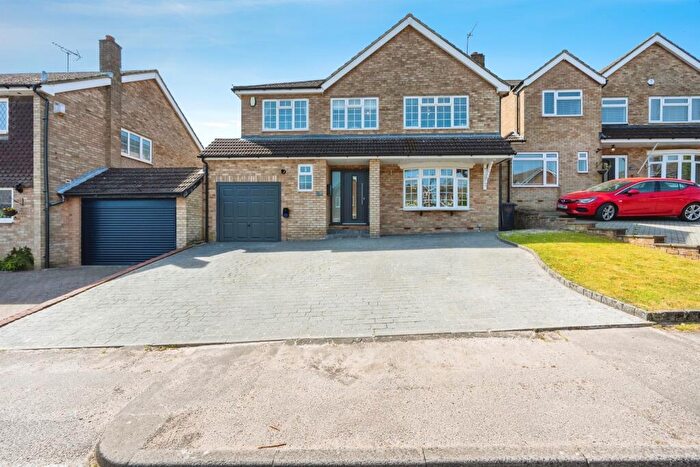 4 Bedroom Detached House For Sale In Brierley Close, Dunstable, LU6