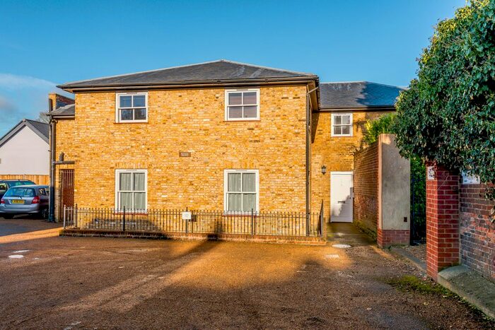 2 Bedroom Flat To Rent In Royal Mews, Godalming GU7