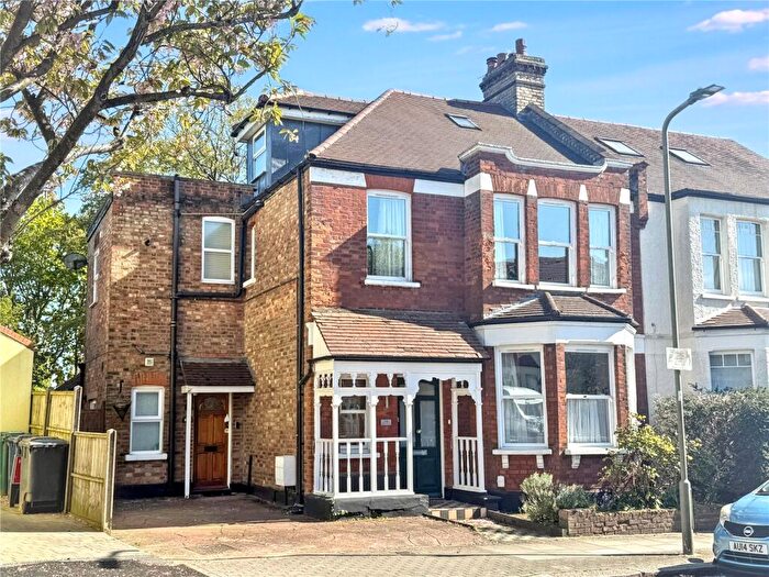 2 Bedroom Apartment For Sale In Fitzjohn Avenue, Barnet, EN5
