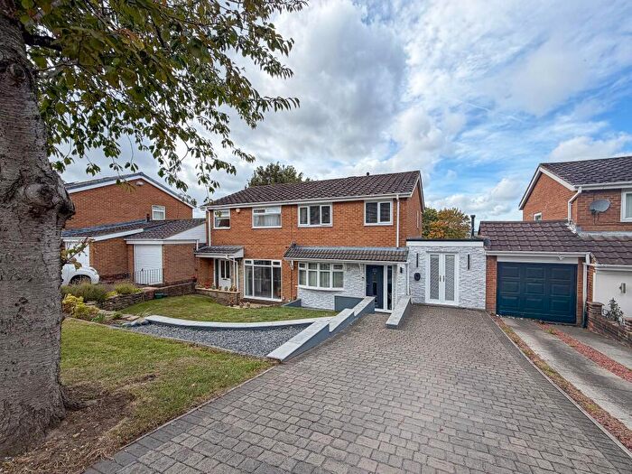 3 Bedroom Semi-Detached House For Sale In Clockburnsyde Close, Whickham, Newcastle Upon Tyne, NE16