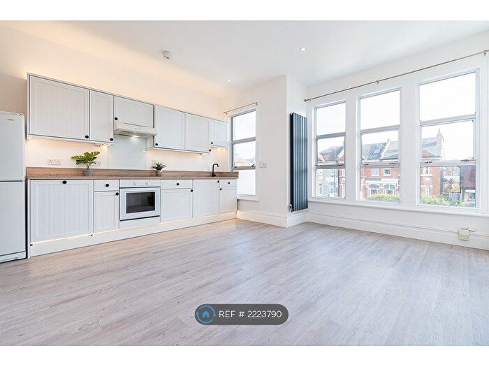 3 Bedroom Flat To Rent In Greyhound Lane, London, SW16