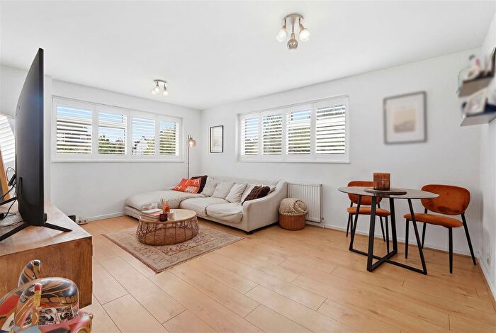 2 Bedroom Property For Sale In Lynwood Close, London, E18