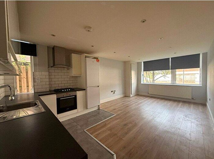 2 Bedroom Flat To Rent In London Road, Bracknell, Berkshire, RG12