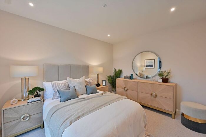 3 Bedroom Mews To Rent In Kings Avenue, Clapham Park, London, SW2
