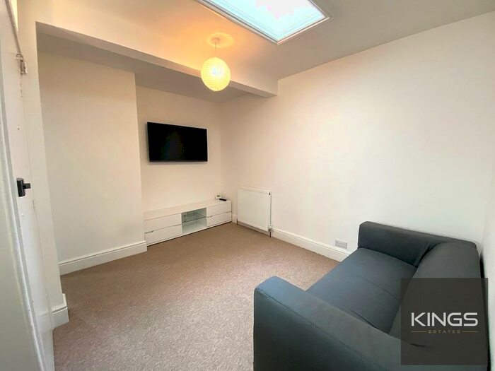 3 Bedroom Flat To Rent In Kent Road, Southsea, PO5