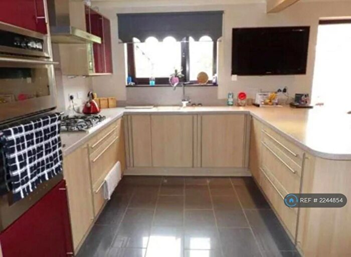 4 Bedroom Detached House To Rent In Favell Drive, Furzton, Milton Keynes, MK4