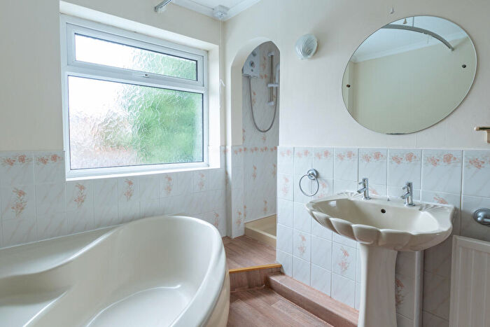 3 Bedroom Semi-Detached House For Sale In Willow Road, Bromsgrove, Worcestershire, B61