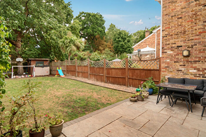 3 Bedroom End Of Terrace House For Sale In Bailey Close, Windsor, SL4