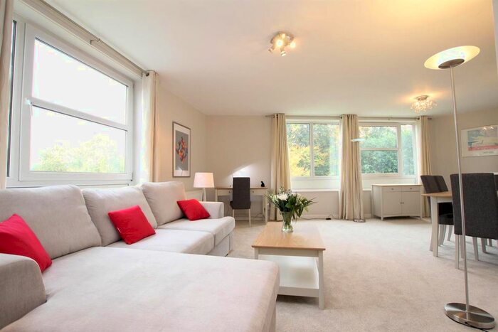 2 Bedroom Flat To Rent In Heathside, Weybridge, KT13