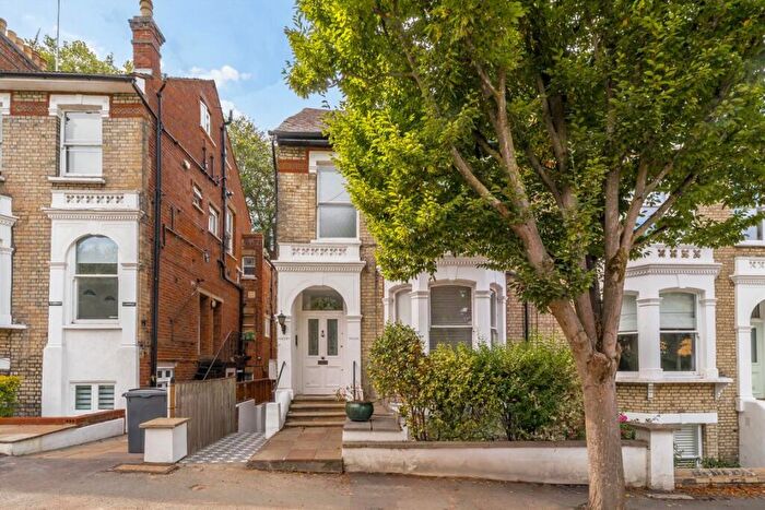 3 Bedroom Flat For Sale In Bishops Road, Highgate, N6