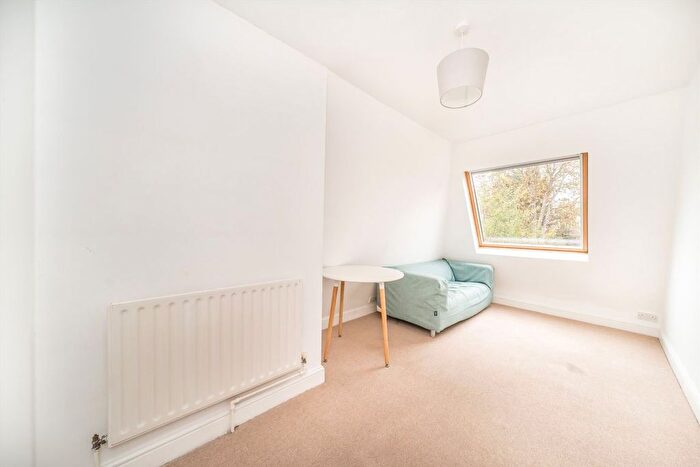 1 Bedroom Flat To Rent In Longley Road, London, SW17