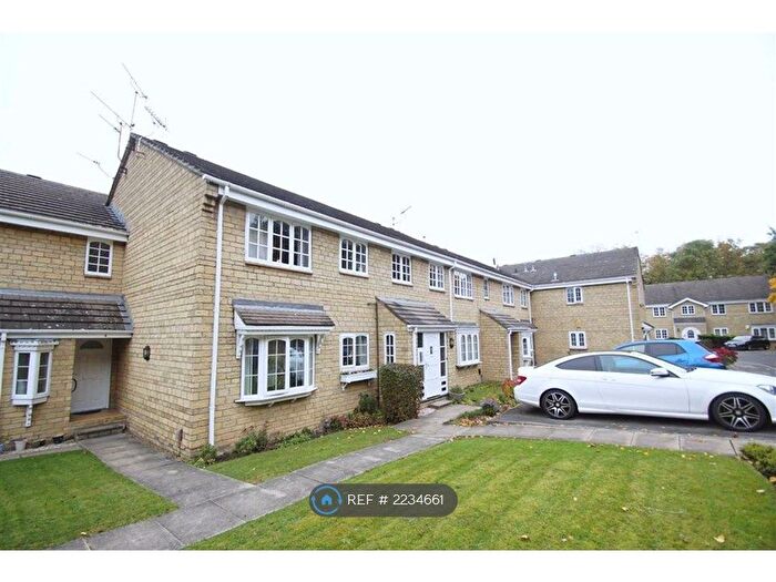 2 Bedroom Flat To Rent In Oakdene Vale, Leeds, LS17