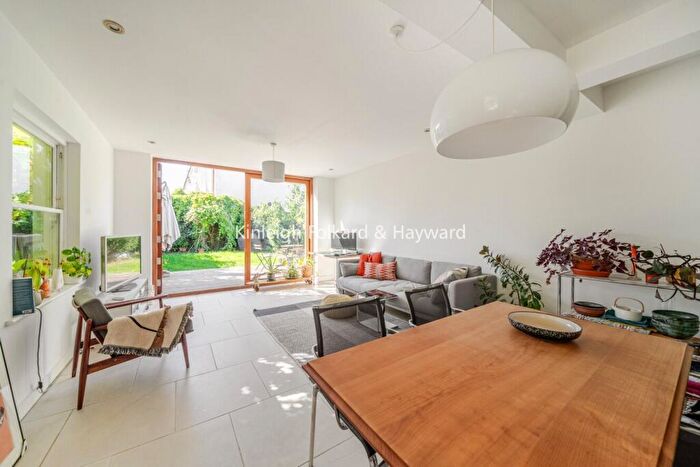 2 Bedroom Flat For Sale In Oakfield Road, Haringey, London, N4