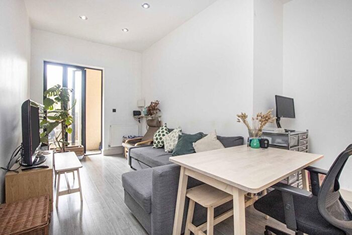 2 Bedroom Flat To Rent In Gleneldon Road, London, SW16