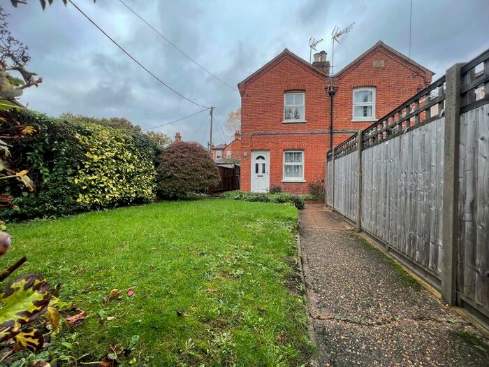 Houses for sale & to rent in SL5 7LL, Manor House Drive, Ascot And