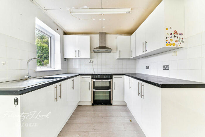 3 Bedroom Semi-Detached House For Sale In Kinlet Road, London, SE18