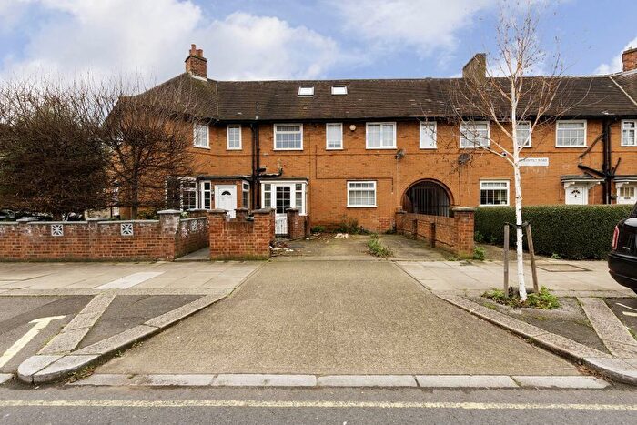 3 Bedroom Town House To Rent In Wormholt Road, London, W12