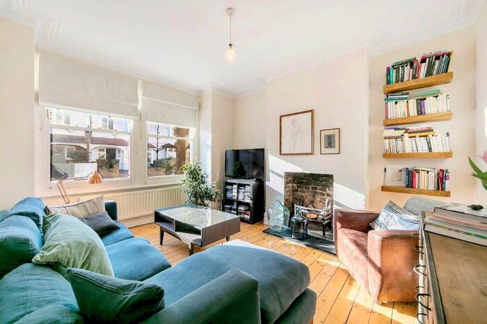 3 Bedroom Flat To Rent In Badminton Road, Balham, London, SW12