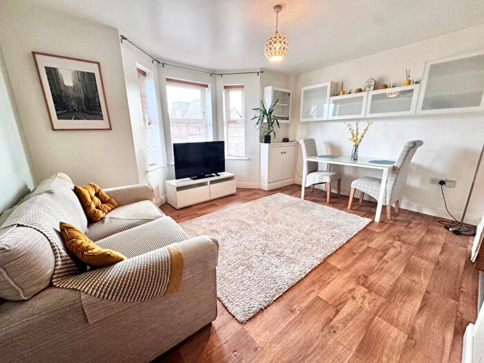 2 Bedroom Flat To Rent In Holdenhurst Road, Bournemouth, BH8