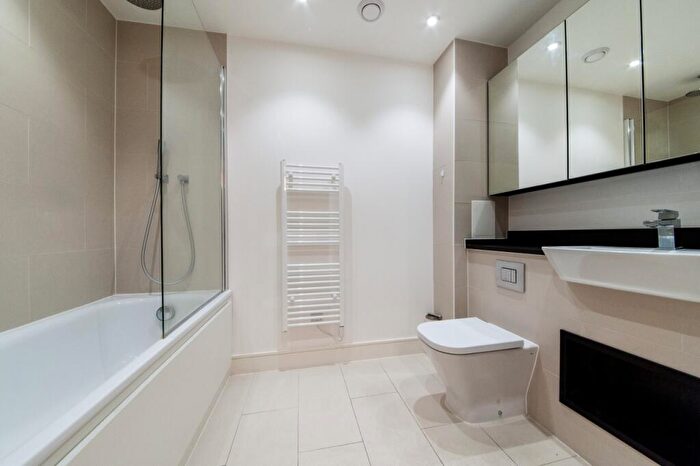 Flat To Rent In Hannaford Walk, Bromley By Bow, London, E3