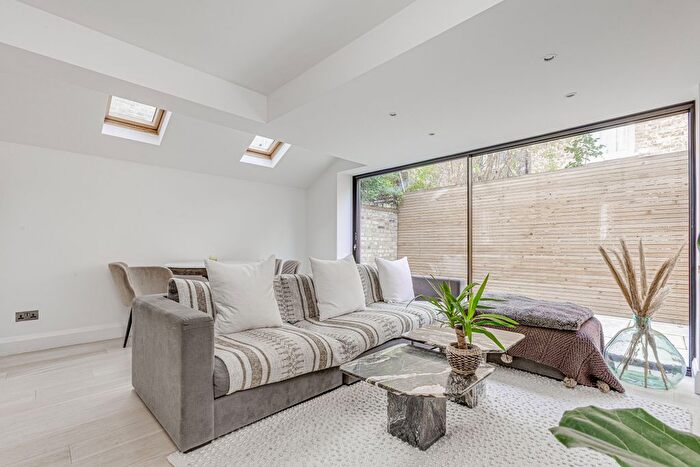 2 Bedroom Flat To Rent In Marney Road, Clapham Common, SW11