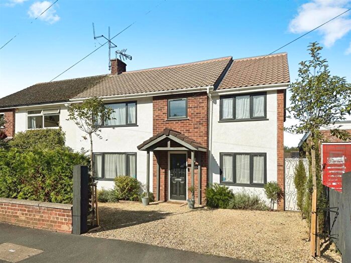 4 Bedroom Semi Detached House For Sale In Valley Road, Lillington, Leamington Spa, CV32