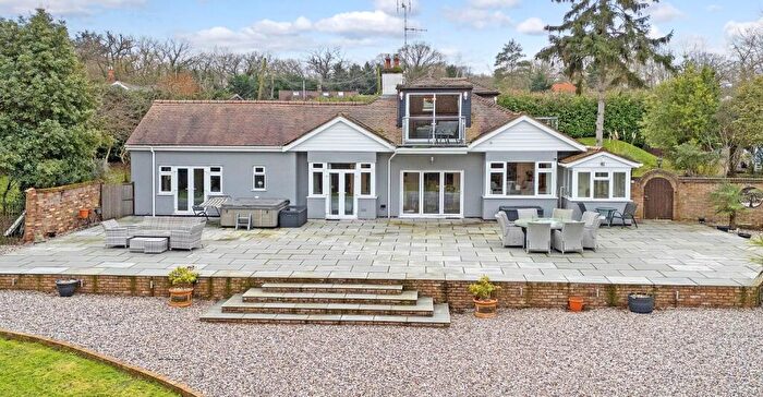 3 Bedroom Detached House For Sale In Hawk Moor, The Chase, Rochford, Essex, SS4