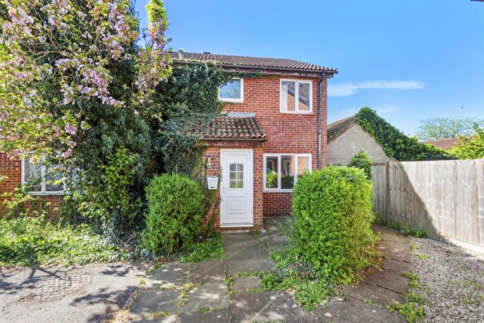 3 Bedroom Semi Detached House For Sale In Lansdowne Way, High Wycombe, HP11