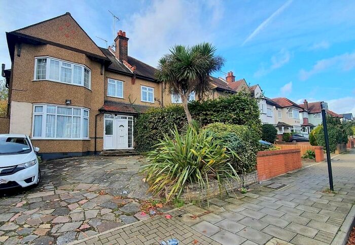 2 Bedroom Ground Flat To Rent In Elmwood Avenue, Harrow, HA3