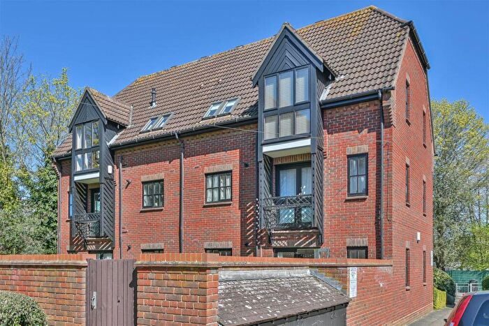 1 Bedroom Apartment For Sale In Sawyers Hall Lane, Brentwood, CM15