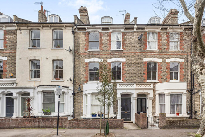 3 Bedroom Apartment For Sale In Stavordale Road, Highbury, London, N5