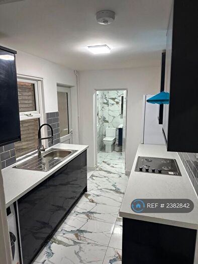 3 Bedroom Terraced House To Rent In Auckland Road, Reading, RG6