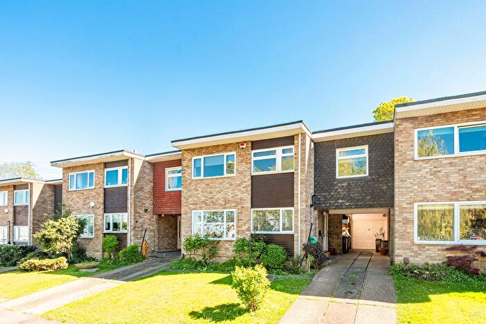 3 Bedroom Detached House For Sale In Ivinghoe Road, Bushey, WD23