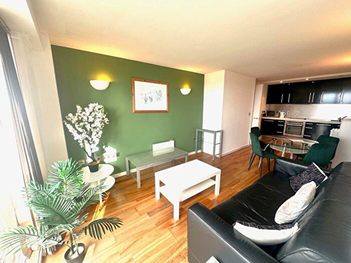 2 Bedroom Flat For Sale In Whitehall Waterfront, Riverside Way, Leeds, LS1