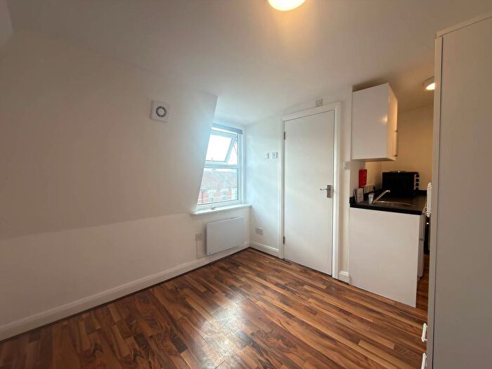 Studio To Rent In Harringay Road, London, N15