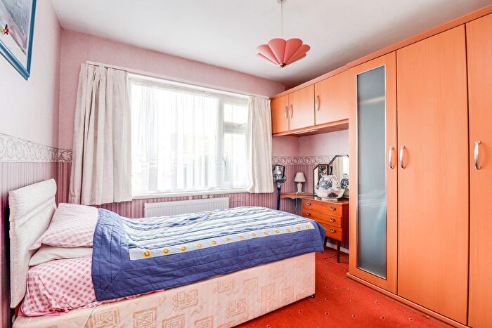 2 Bedroom Semi-Detached Bungalow For Sale In Clifton Avenue, Benfleet, SS7