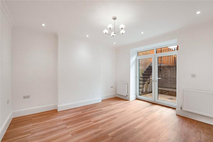 2 Bedroom Flat To Rent In Bow Road, Bow, London, E3