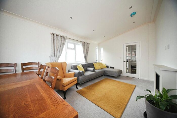 2 Bedroom Detached House For Sale In Beechwood Park, Caddington, Luton, LU1