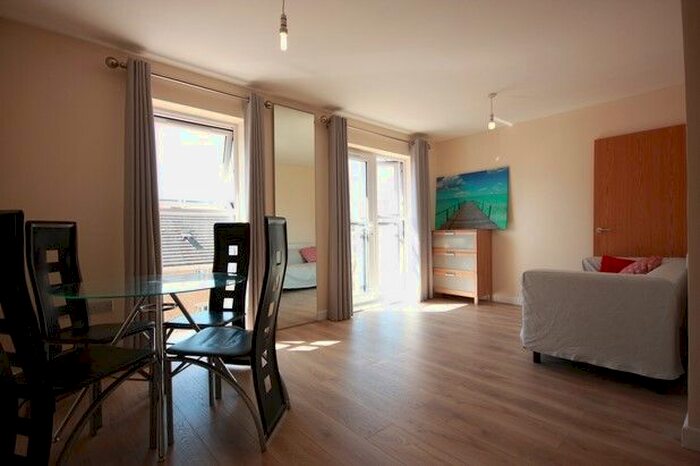 2 Bedroom Flat To Rent In Chandler Way, Peckham, London, SE15