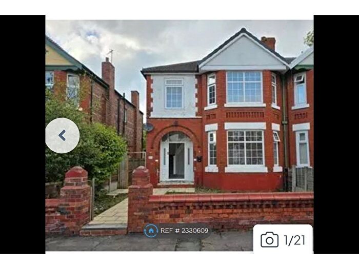 4 Bedroom Semi-Detached House To Rent In Parkrange, Manchester, M14