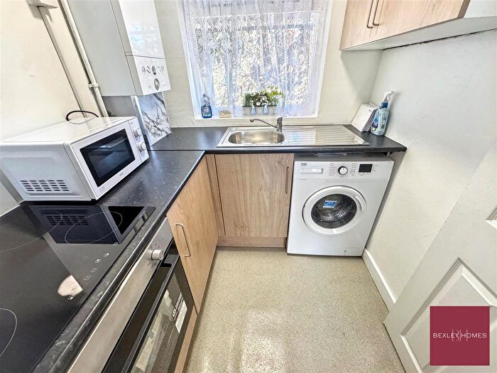 2 Bedroom Flat To Rent In Shirley Close, Dartford, DA1