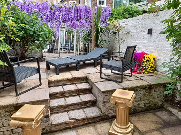 1 Bedroom Terraced House To Rent In Bourne Street, Belgravia, SW1W