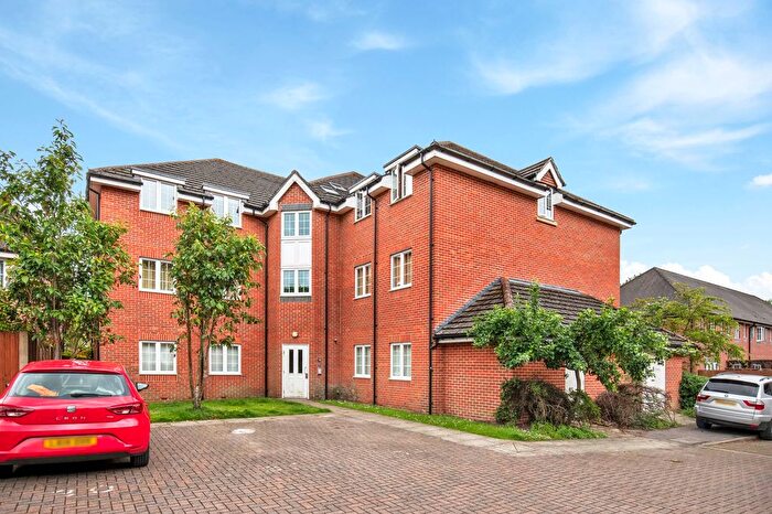 2 Bedroom Flat For Sale In Hawthorn Way, Lindford, GU35