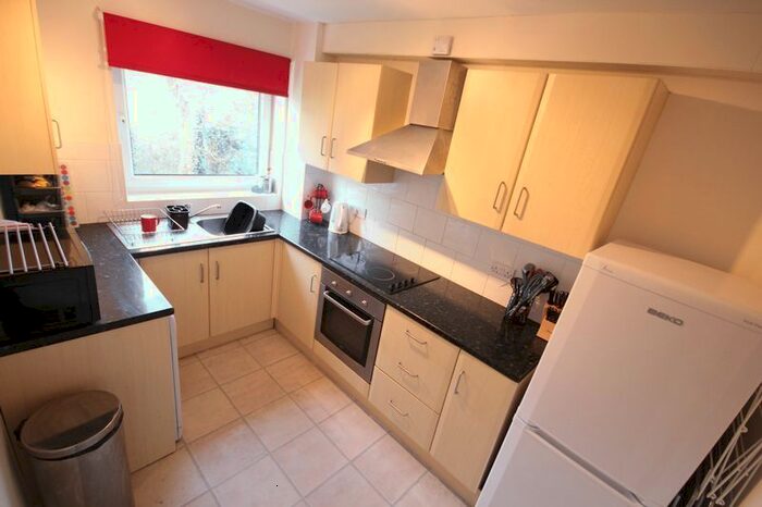 2 Bedroom Flat To Rent In Grosvenor Park Gardens, Hyde Park, Leeds, West Yorkshire, LS6