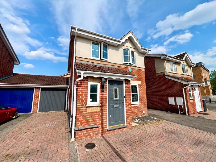 3 Bedroom Link Detached House For Sale In Hunters Way, Slough, SL1