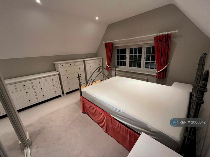 2 Bedroom Flat To Rent In Parkham Mead, Binfield, Bracknell, RG42