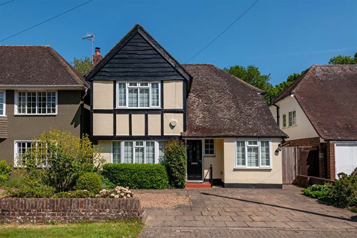 4 Bedroom Detached House For Sale In The Close, Horley, RH6